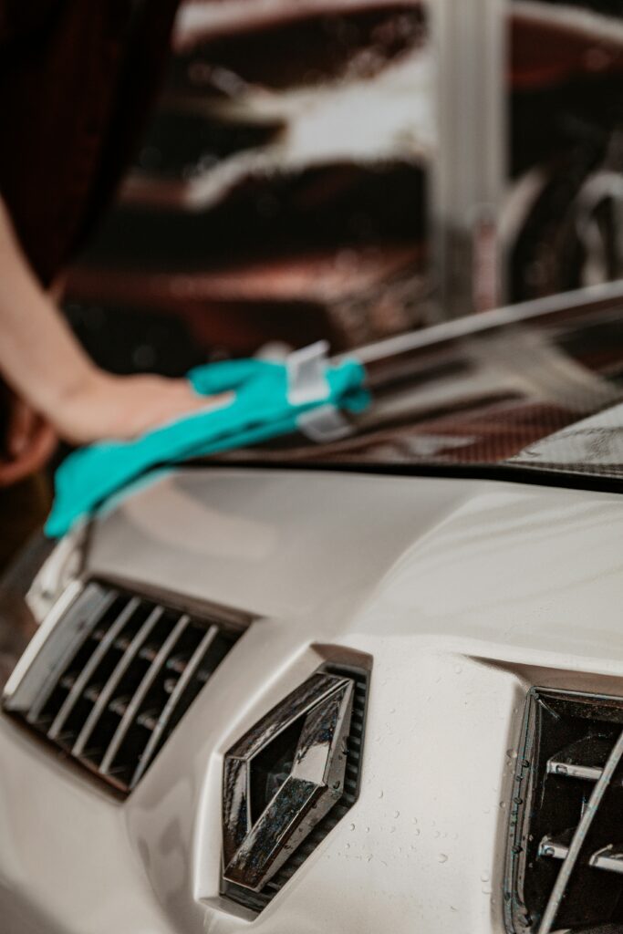 Nettoyage professionnel d'une voiture avec soin, incluant un lavage extérieur et un entretien intérieur pour un véhicule impeccable GrandTour Convoyage - Convoyage professionnel de véhicules