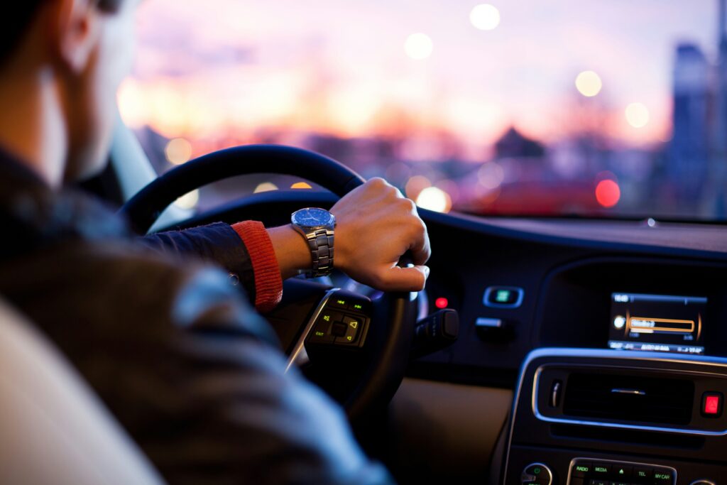 Livraison d'un véhicule en toute sécurité, avec suivi en temps réel pour un service de convoyage automobile sécurisé. GrandTour Convoyage - Service de transfert automobile